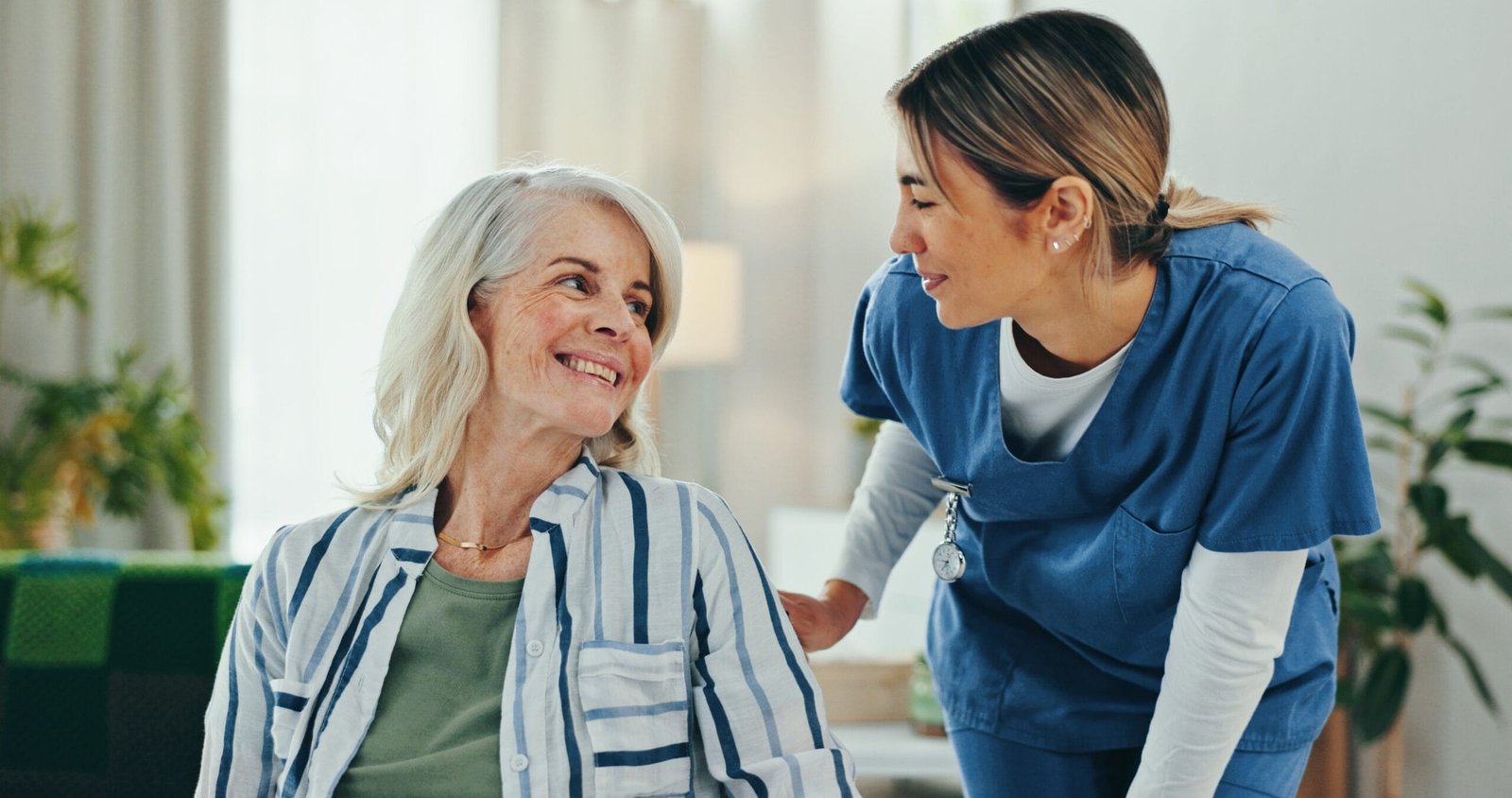 femme senior et professionnel de santé