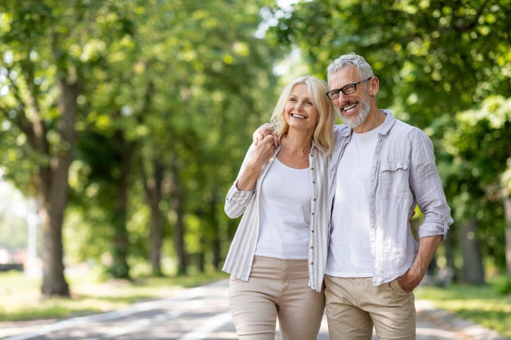 Couple de jeunes séniors en promenade
