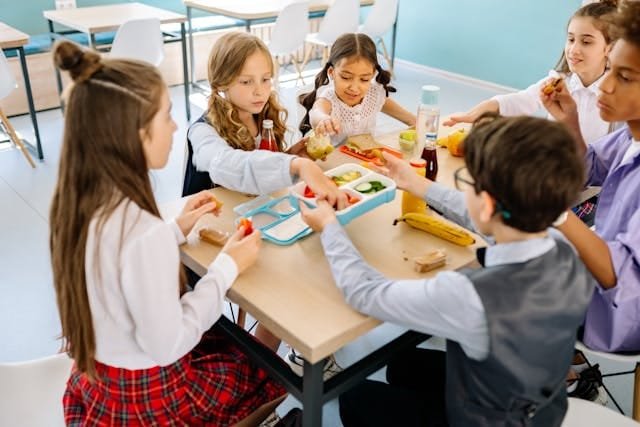 enfants à la cantine
