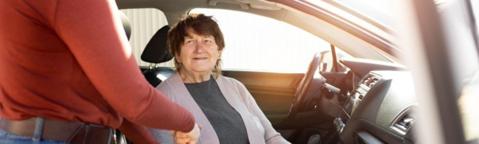 photo de conducteur accueillant un passager