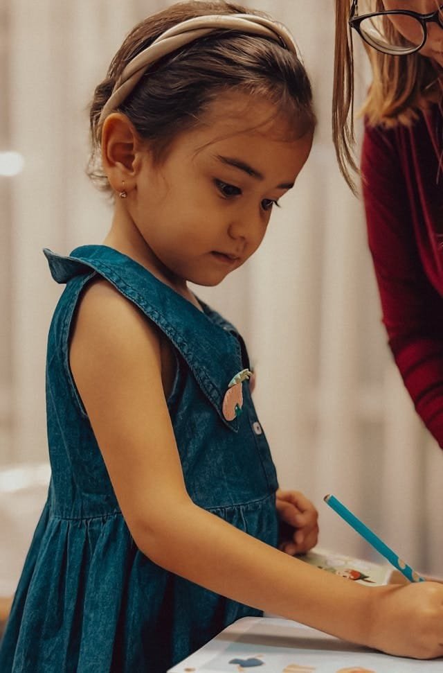 enfant faisant un exercice