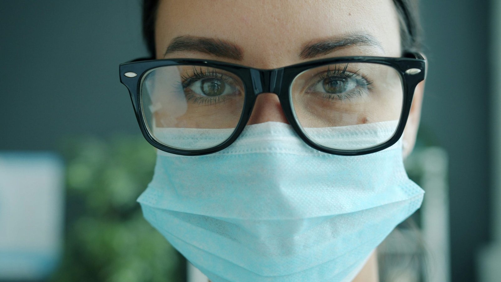 femme portant un masque ffp1