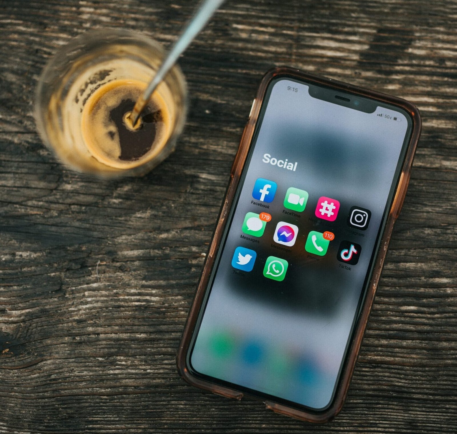 réseaux sociaux sur téléphone et café